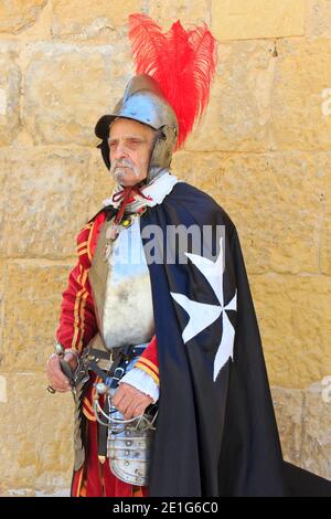 Il Gran Bailiff dell'Ordine di Malta durante la Parata in Guardia a Fort Saint Elmo a la Valletta, Malta Foto Stock