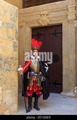 Il Gran Bailiff dell'Ordine di Malta durante la Parata in Guardia a Fort Saint Elmo a la Valletta, Malta Foto Stock