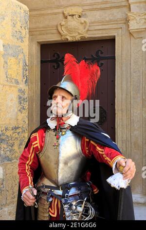 Il Gran Bailiff dell'Ordine di Malta durante la Parata in Guardia a Fort Saint Elmo a la Valletta, Malta Foto Stock