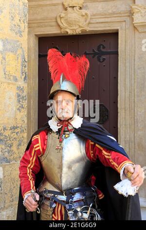 Il Gran Bailiff dell'Ordine di Malta durante la Parata in Guardia a Fort Saint Elmo a la Valletta, Malta Foto Stock