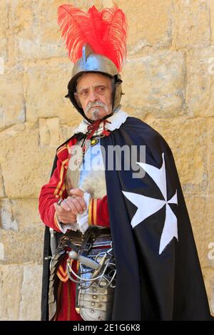 Il Gran Bailiff dell'Ordine di Malta durante la Parata in Guardia a Fort Saint Elmo a la Valletta, Malta Foto Stock