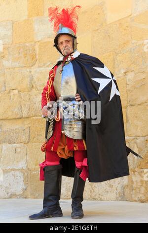 Il Gran Bailiff dell'Ordine di Malta durante la Parata in Guardia a Fort Saint Elmo a la Valletta, Malta Foto Stock