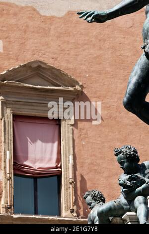 Dettaglio architettonico della Statua di Nettuno (Nettuno) e lancetta finestra di Palazzo d'Accursio Bologna Emilia-Romagna Italia Foto Stock