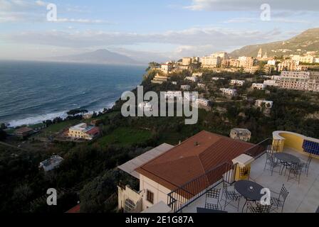 Guardando verso la città di Vico Equense al tramonto, con il Vesuvio sullo sfondo, vicino Sorrento, Italia | NESSUNO | Foto Stock