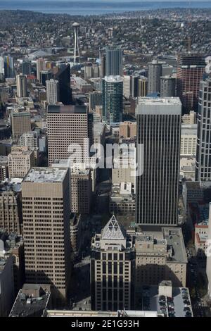 Vista aerea di Seattle con lo Space Needle dall'Osservatorio Skyview, Washington, USA Foto Stock