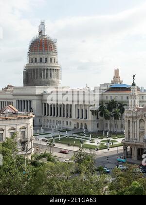 Vista verso il Campidoglio dal tetto del Gran Hotel Manzana Kempinski, l'Avana, Cuba. Foto Stock