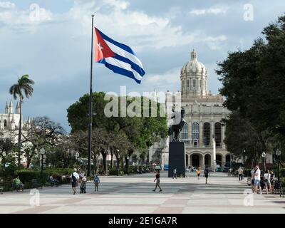 Bandiera cubana a Plaza 13 de Marzo, 13 di Piazza con il Museo della Rivoluzione sullo sfondo, l'Avana, Cuba. Foto Stock