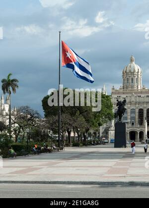 Bandiera cubana a Plaza 13 de Marzo, 13 di Piazza con il Museo della Rivoluzione sullo sfondo, l'Avana, Cuba. Foto Stock