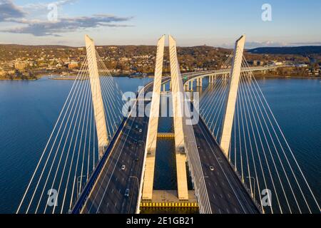 Il New Tappan Zee Bridge (il Governatore M. Cuomo) che attraversa il fiume Hudson a New York. Foto Stock