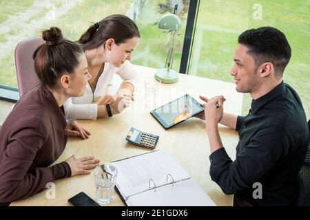 Amburgo, Germania. 25 Giugno 2020. Al tema Servizio relazione di Philipp Schulte del 7 gennaio 2021: Privato e professionale: Il tablet è anche in uso nel mondo del lavoro. Credit: Christin Klose/dpa-tmn/dpa/Alamy Live News Foto Stock