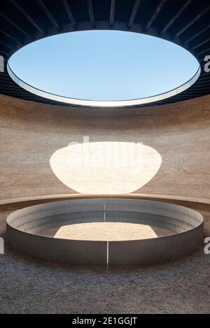 Vista interna di Writ in Water, un'opera d'arte architettonica di Mark Wallinger, in collaborazione con lo Studio Octopi, a Runnymede, Surrey, UK, commissionata dal National Trust per celebrare il significato duraturo di Magna carta. Foto Stock