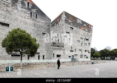 Vista esterna del Museo storico di Ningbo di Wang Shu, Studio di architettura dilettante, Cina. Foto Stock