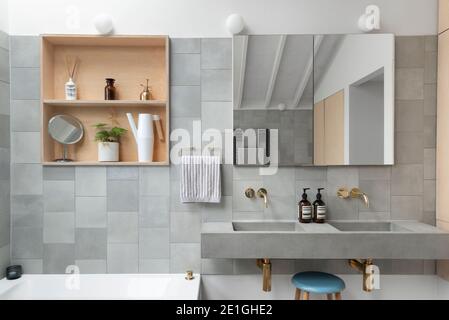 Bagno principale. Casa a schiera vittoriana ristrutturata ed estesa a Hackney, East London by Dallas–Pierce–Quintero. Foto Stock