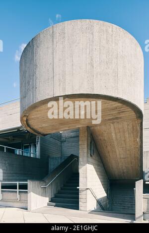 Vista esterna del Royal National Theatre sulla South Bank di Londra, un edificio in cemento Brutalista con terrazze orizzontali stratificate, Londra, Inghilterra, Regno Unito. Foto Stock