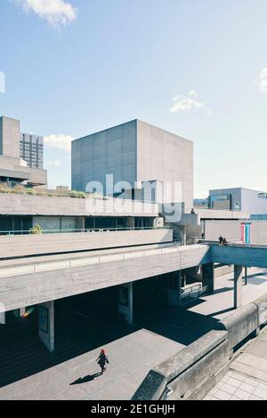 Vista esterna del Royal National Theatre sulla South Bank di Londra, un edificio in cemento Brutalista con terrazze orizzontali stratificate, Londra, Inghilterra, Regno Unito. Foto Stock