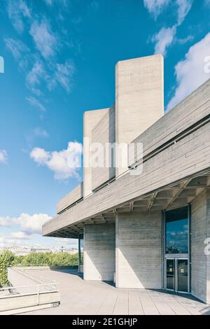 Vista esterna del Royal National Theatre sulla South Bank di Londra, un edificio in cemento Brutalista con terrazze orizzontali stratificate, Londra, Inghilterra, Regno Unito. Foto Stock