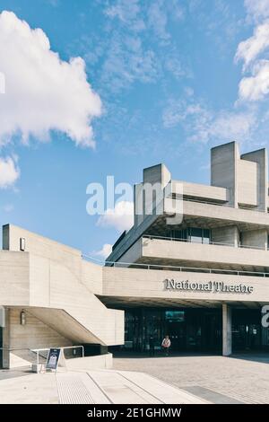 Vista esterna del Royal National Theatre sulla South Bank di Londra, un edificio in cemento Brutalista con terrazze orizzontali stratificate, Londra, Inghilterra, Regno Unito. Foto Stock