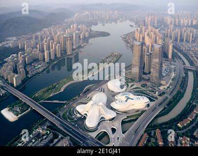 Veduta aerea del Centro Internazionale di Cultura e Arte di Changsha Meixihu, accanto al Lago Meixi, Changsha, provincia di Hunan, Cina. Foto Stock