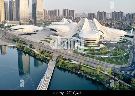 Veduta aerea del Centro Internazionale di Cultura e Arte di Changsha Meixihu, accanto al Lago Meixi, Changsha, provincia di Hunan, Cina. Foto Stock