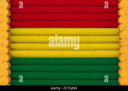 Bandiera nazionale della Bolivia su un muro di legno sfondo. Il concetto di orgoglio nazionale e un simbolo del paese. Bandiere dipinte su una casa Foto Stock