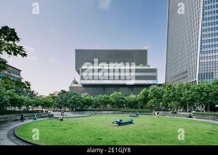 Vista esterna di Nanshan Plaza, un complesso ad uso misto con uffici, strutture commerciali e culturali, Taipei, Taiwan Foto Stock