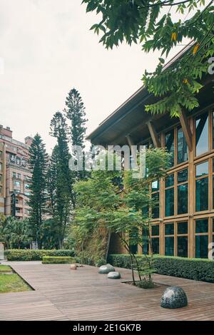 Vista esterna della biblioteca pubblica di Beitou, Taipei, la prima biblioteca verde di Taiwan, uno degli edifici più efficienti dal punto di vista energetico e rispettosi dell'ambiente dell'Asia orientale. Foto Stock