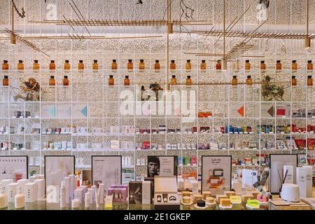 Vista interna della luminosa e ariosa Farmacia olistica Molecure a Taichung, Taiwan. Foto Stock