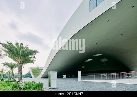 Vista esterna del Centro Nazionale per le Arti Kaohsiung nel Parco Metropolitano di Weiwuying, Kaohsiung, Taiwan. Foto Stock