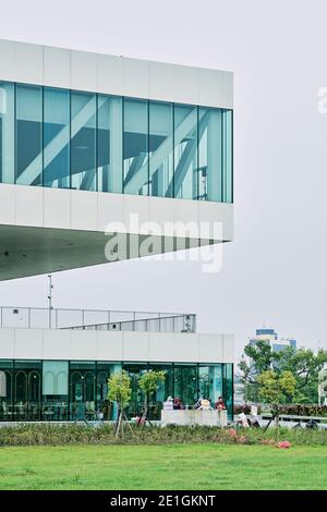 Vista esterna del Centro Nazionale per le Arti Kaohsiung nel Parco Metropolitano di Weiwuying, Kaohsiung, Taiwan. Foto Stock