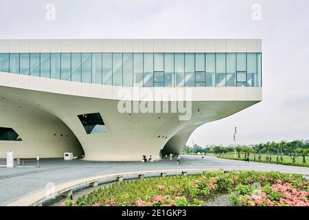 Vista esterna del Centro Nazionale per le Arti Kaohsiung nel Parco Metropolitano di Weiwuying, Kaohsiung, Taiwan. Foto Stock