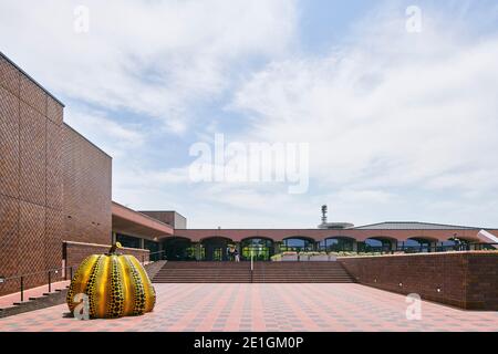 Vista esterna del Museo d'Arte Fukuoka recentemente rinnovato a Fukuoka, Giappone, aperto per la prima volta nel 1979. Foto Stock