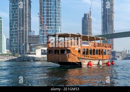 Traghetto tradizionale nella Marina di Dubai, Emirati Arabi Uniti. Foto Stock