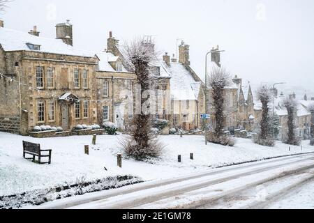 Row of Cotswold Stone Houses on Burford Hill in the December Snow. Burford, Cotswolds, Oxfordshire, Inghilterra Foto Stock