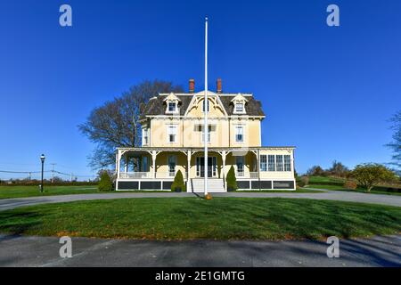 Eisenhower House, precedentemente conosciuta come la residenza del comandante o Quarters numero uno di Fort Adams, è una casa storica che fa parte di Fort Adams St Foto Stock