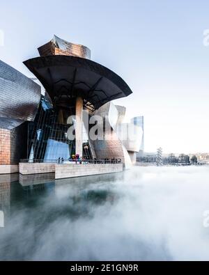 Vista esterna della facciata curva in titanio e vetro del Museo Guggenheim di Bilbao, Paesi Baschi, Spagna. Foto Stock