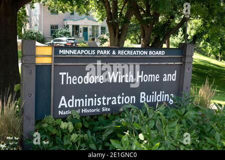 Segno che la Casa di Theodore Wirth è l'edificio amministrativo per il bordo del Parco di Minneapolis. Minneapolis, Minnesota, Stati Uniti Foto Stock