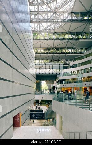 Vista interna di ACROS (Asian Crossroads over the Sea) Fukuoka Prefetturale International Hall, Tenjin, Fukuoka, Giappone, un centro di scambio internazionale, culturale e di informazioni. Foto Stock