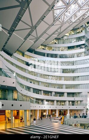 Vista interna di ACROS (Asian Crossroads over the Sea) Fukuoka Prefetturale International Hall, Tenjin, Fukuoka, Giappone, un centro di scambio internazionale, culturale e di informazioni. Foto Stock