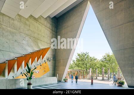 Vista interna di ACROS (Asian Crossroads over the Sea) Fukuoka Prefetturale International Hall, Tenjin, Fukuoka, Giappone, un centro di scambio internazionale, culturale e di informazioni. Foto Stock