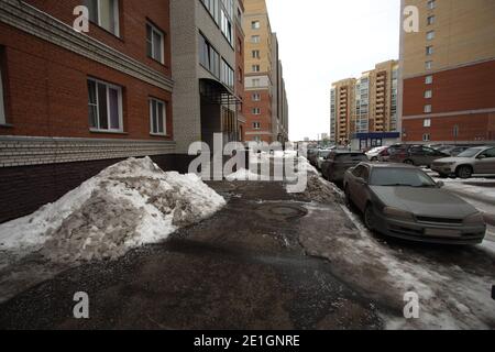 il cortile della primavera sporco a più piani ospita un ghetto che scioglie la neve nera. Foto Stock