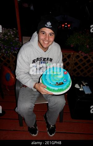 Happy teenager festeggiando un diciottesimo compleanno con un gelato Dairy Queen torta di compleanno con glassa blu. St Paul Minnesota, Minnesota, Stati Uniti Foto Stock