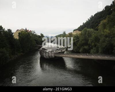 Panorama di Murinsel artificiale isola edificio caffetteria anfiteatro conchiglia mare Passerella sul fiume Mur in Graz Stiria Austria Europa Foto Stock