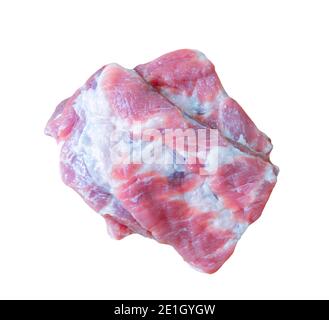 Costolette di maiale fresche e morbide, metà delle costolette di maiale a due pezzi, una pila isolata di costolette morbide su sfondo bianco, immagine dall'alto Foto Stock