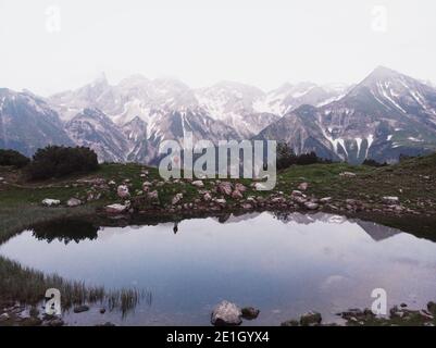 Vista panoramica dell'escursionista al Guggersee montagna lago di riflessione In alpe Allgaeu vicino Oberstdorf Swabia Baviera Germania Europa Foto Stock