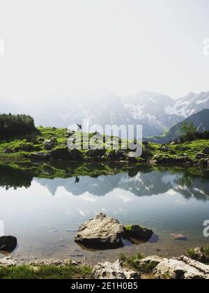 Vista panoramica dell'escursionista al Guggersee montagna lago di riflessione In alpe Allgaeu vicino Oberstdorf Swabia Baviera Germania Europa Foto Stock