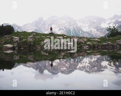 Vista panoramica dell'escursionista al Guggersee montagna lago di riflessione In alpe Allgaeu vicino Oberstdorf Swabia Baviera Germania Europa Foto Stock