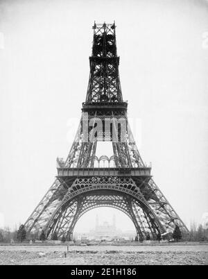 Louis-Emile Durandelle, la Torre Eiffel - Stato della costruzione, 1888, scala di grigi. Foto Stock