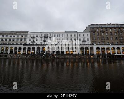 Vista panoramica dei portici dell'edificio storico Alsterarkaden a Kleine Alster fiume canale lago Elbe Jungfernstieg Amburgo Germania Europa Foto Stock