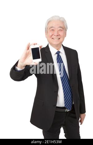 Un uomo d'affari anziano anziano che tiene la foto di alta qualità dello smartphone Foto Stock