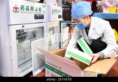 Pechino, Cina. 6 gennaio 2021. Un medico si prepara alla vaccinazione COVID-19 in un sito di vaccinazione temporanea nel distretto di Haidian a Pechino, capitale della Cina, il 6 gennaio 2021. Credit: Ren Chao/Xinhua/Alamy Live News Foto Stock